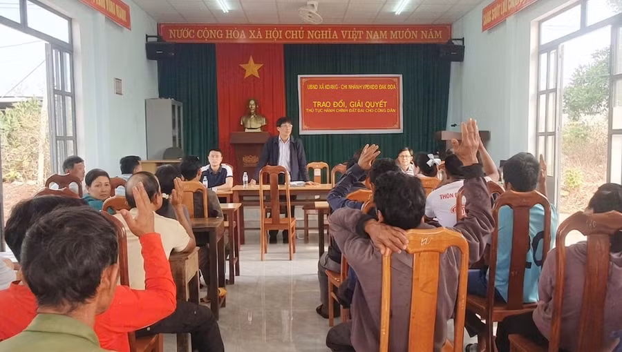 ubnd-xa-kdang-phoi-hop-voi-chi-nhanh-van-phong-dang-ky-dat-dai-dak-doa-cu-can-bo-truc-tiep-xuong-7-thon-lang-ho-tro-nguoi-dan-thuc-hien-cac-thu-tuc-hanh-chinh-ve-dat-dai.jpg