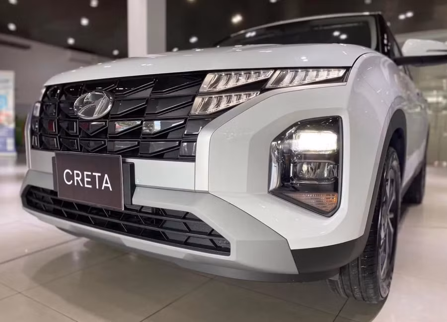 phia-truoc-dau-xe-hyundai-creta-2025-co-thiet-ke-kha-vuong-vuc-gop-phan-mang-den-su-lien-lac-va-hai-hoa-giua-duong-noi-nap-capo-va-luoi-tan-nhiet-hon.jpg