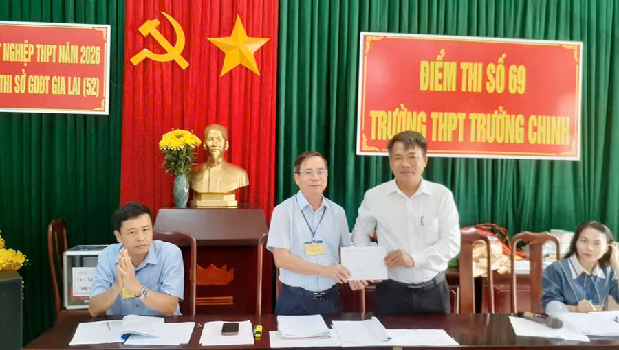 ong-nguyen-van-duong-pho-chu-tich-ubnd-xa-chu-se-thu-2-phai-sang-trao-qua-dong-vien-cac-thay-co-giao-lam-nhiem-vu-tai-diem-thi-so-69-truong-thpt-truong-chinh.jpg