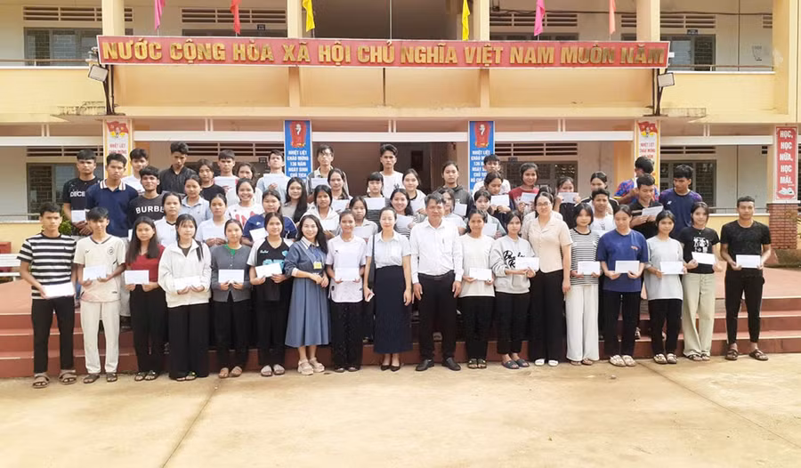 ong-nguyen-van-duong-pho-chu-tich-ubnd-xa-chu-se-trao-qua-tiep-suc-mua-thi-cho-cac-em-hoc-sinh-dan-toc-thieu-so-hoc-sinh-hoan-canh-kho-khan-tai-diem-thi-so-69-truong-thpt-truong-chinh.jpg