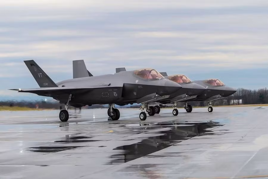 may-bay-chien-dau-f-35-tai-can-cu-khong-quan-vermont-o-nam-burlington-my-anh-ap.jpg