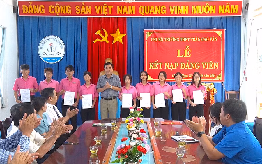 09-dang-vien-moi-la-hoc-sinh-truong-thpt-so-2-tran-cao-van-duoc-ket-nap-trong-nam-hoc-2023-2024.jpg