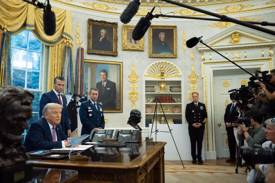tong-thong-my-donald-trump-cung-bo-truong-chien-tranh-pete-hegseth-va-tuong-dan-caine-chu-tich-hoi-dong-tham-muu-truong-lien-quan-co-mat-tai-phong-bau-duc-anh-washington-post.jpg
