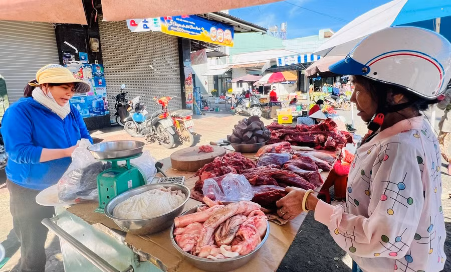trong-cac-loai-thi-tuoi-song-thit-bo-ngay-mung-3-tet-dat-nhat-len-toi-450000-dong-tren-kg-ngay-thuong-chi-280-300-ngan-dong-tren-kg-anh-dinh-yen.jpg