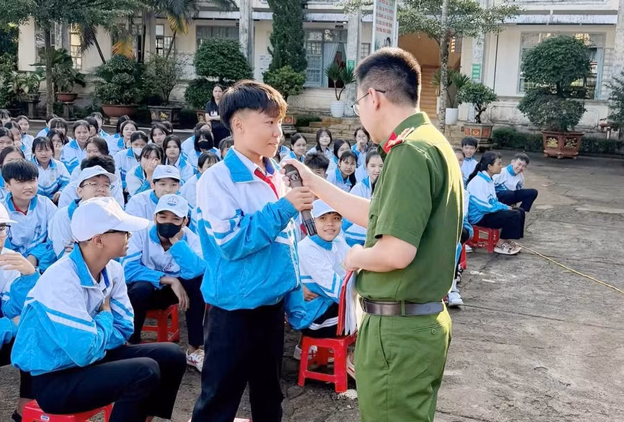 can-bo-cong-an-xa-tuyen-truyen-ky-nang-lai-xe-an-toan-va-phong-chong-ma-tuy-tai-truong-thcs-hung-vuong.jpg