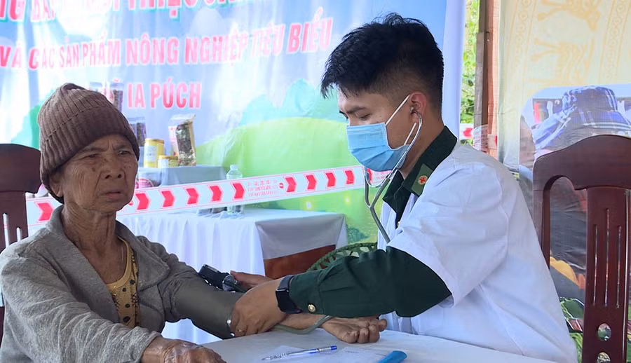 bo-doi-bien-phong-kham-benh-cho-nguoi-dan-xa-ia-puch.jpg