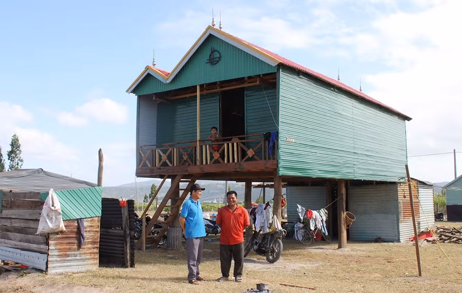 tet-nam-nay-gia-dinh-anh-siu-rin-thon-1-xa-po-to-chuyen-ve-khu-tai-dinh-cu-trong-can-nha-con-thom-mui-go-moi.jpg