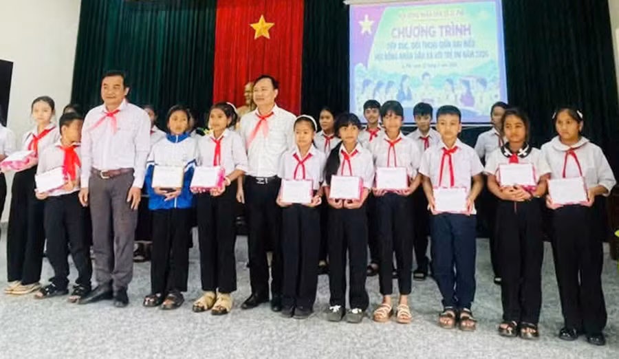 trao-qua-cho-cac-em-hoc-sinh.jpg