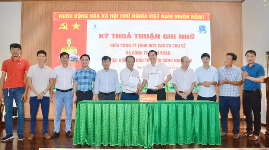 cong-ty-tnhh-mtv-cao-su-chu-se-ky-ket-hop-dong-cho-thue-ha-tang-dat-kcn-nam-pleiku-doi-voi-cong-ty-co-phan-tap-doan-tien-thinh.jpg