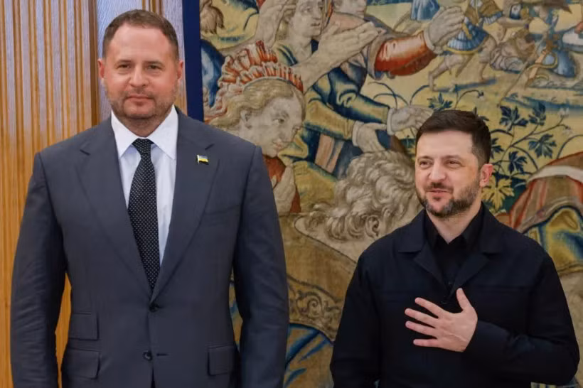 tong-thong-ukraine-volodymyr-zelensky-phai-va-chanh-van-phong-tong-thong-ukraine-andriy-yermak-trong-cuoc-hop-tai-cung-dien-zarzuela-o-madrid-vao-ngay-18-11-anh-afp.png