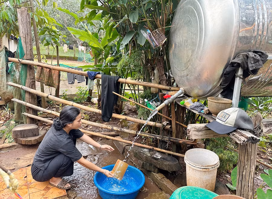 ngoai-cap-bo-cac-ho-ngheo-o-xa-ia-o-con-duoc-ho-tro-bon-chua-nuoc-sinh-hoat-cua-gia-dinh.jpg