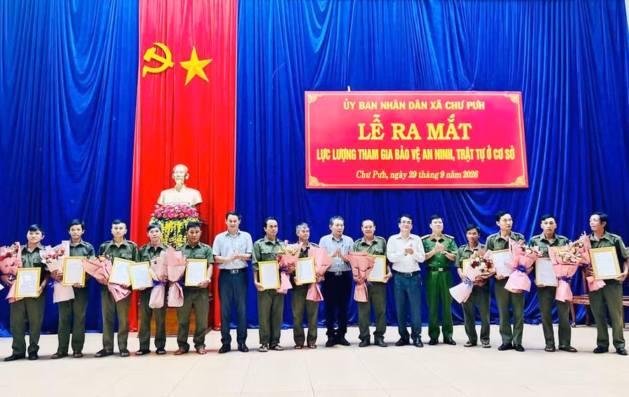 trao-quyet-dinh-thanh-lap-cac-to-bao-ve-an-ninh-trat-tu-o-co-so-tai-cac-thon.jpg