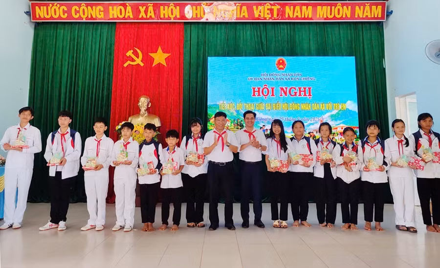 trao-qua-cho-cac-em-hoc-sinh-tham-du-chuong-trinh.jpg
