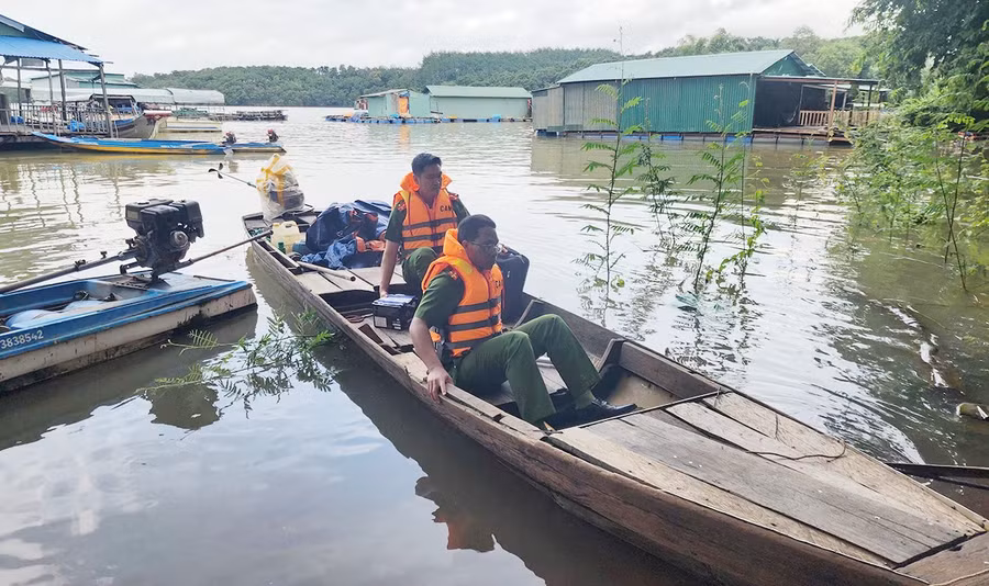 cong-an-xa-ia-o-di-chuyen-bang-xuong-bang-may-den-nha-mot-so-truong-hop-sinh-song-tren-cac-long-be-cach-xa-khu-dan-cu-de-ho-tro-nguoi-dan-lam-can-cuoc.jpg