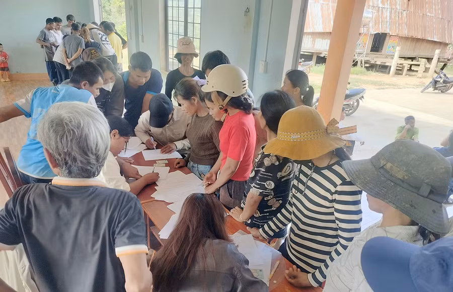 cac-can-bo-dia-chinh-xa-ia-khuol-den-tung-thon-lang-ho-tro-nguoi-dan-lam-thu-tuc-dat-dai.jpg