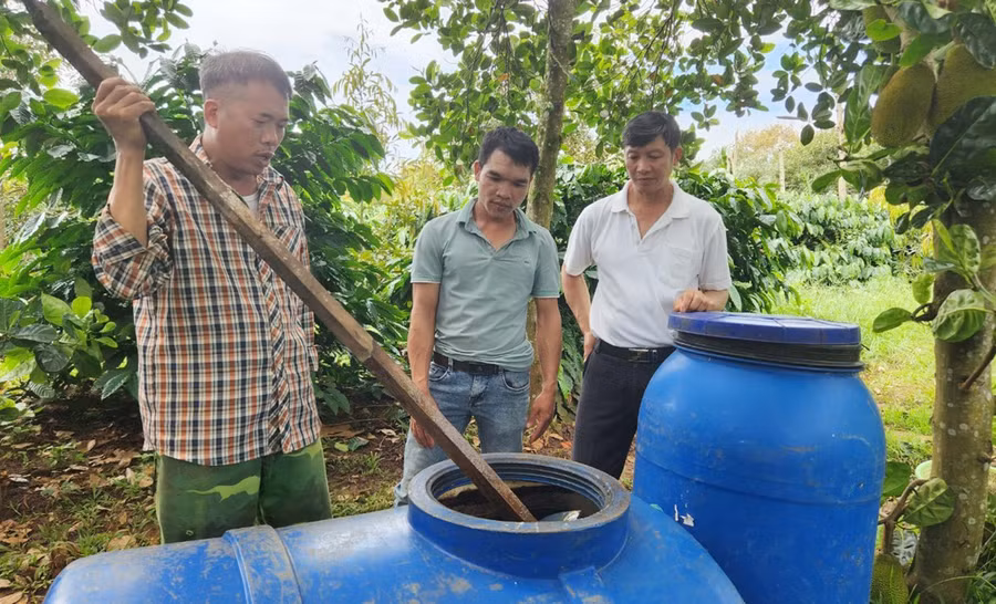 ong-nguyen-van-thien-ben-trai-thon-1-xa-ia-phi-tinh-gia-lai-huong-dan-nguoi-dan-trong-thon-cach-u-che-pham-sinh-hoc-de-bon-cho-cay-trong.jpg