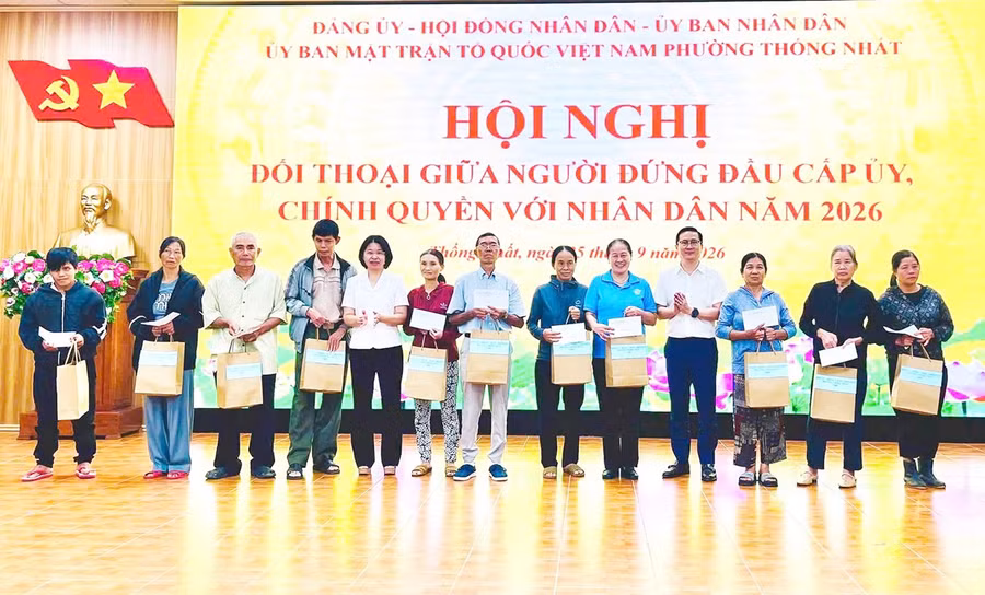 tang-qua-cho-cac-gia-dinh-co-hoan-canh-kho-khan-tren-dia-ban-phuong.jpg