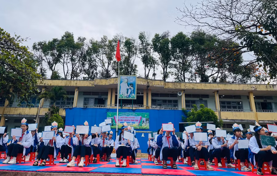 cac-thi-sinh-tra-loi-cau-hoi-bang-hinh-thuc-gio-bang.jpg