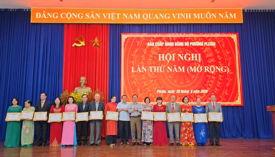 x15-ca-nhan-dat-tieu-chuan-hoan-thanh-xuat-sac-nhiem-vu-tieu-bieu-5-nam-lien.jpg