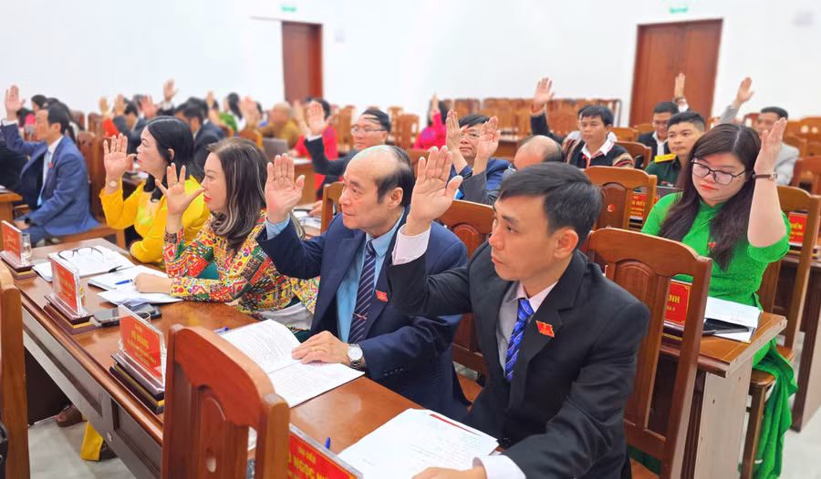bieu-quyet-thong-qua-nghi-quyet-ve-ke-hoach-to-chuc-cac-ky-hop-thuong-le-nam-2026.jpg