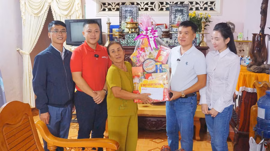 he-thong-o-to-xe-may-toan-trung-tang-qua-10-gia-dinh-nguoi-co-cong-co-hoan-canh-kho-khan.jpg