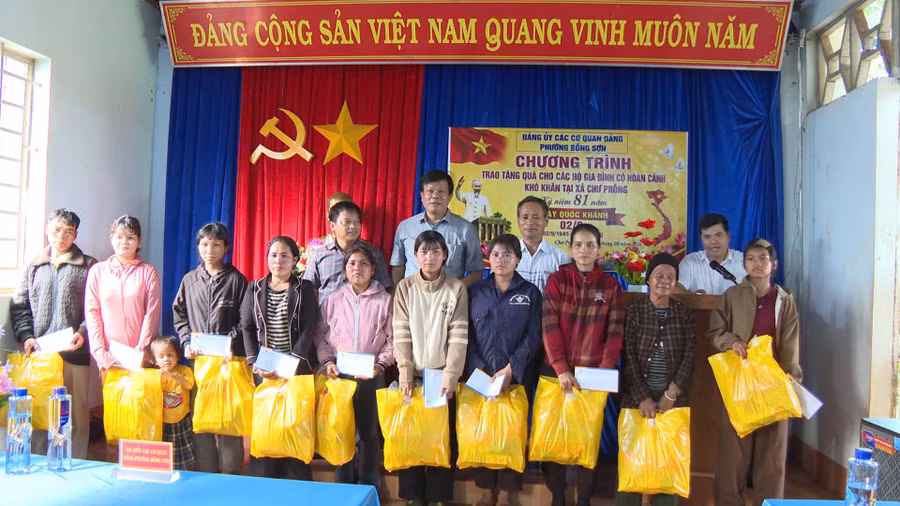 phuong-bong-son-trao-50-suat-qua-cho-ho-ngheo-tai-xa-chu-prong.jpg