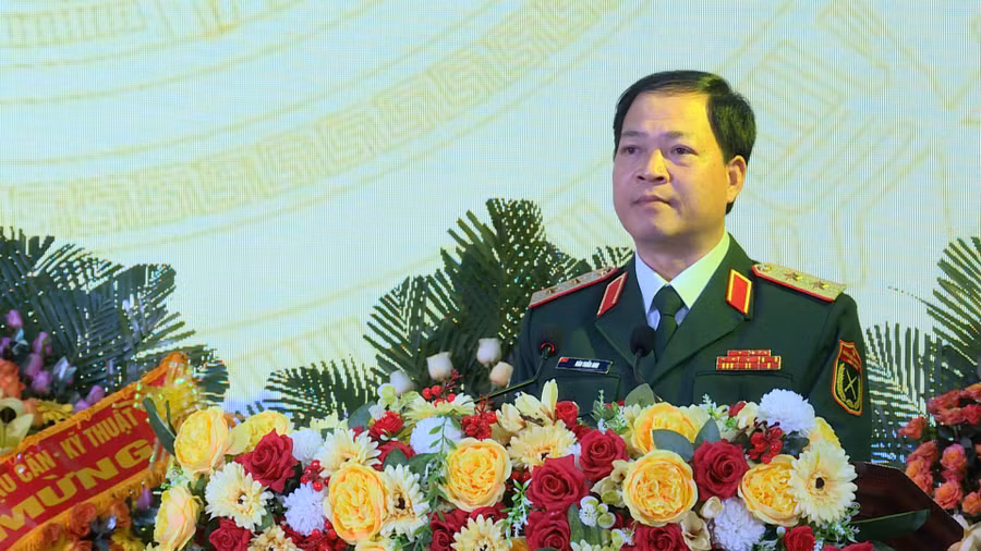 tu-lenh-quan-doan-phat-bieu-tai-buoi-le.jpg