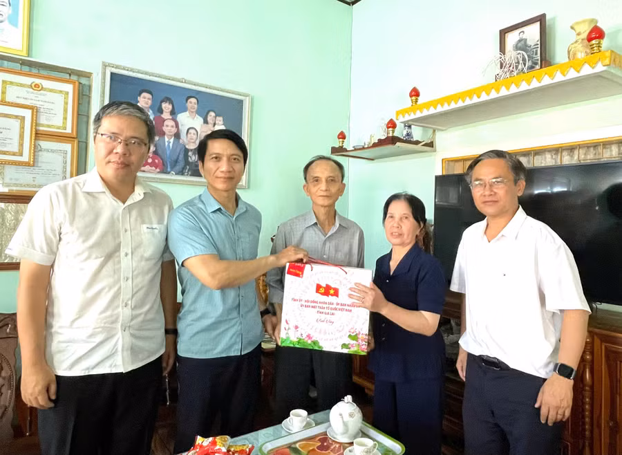 pho-bi-thu-tinh-uy-tang-qua-gia-dinh-ong-vu-duc-viet.jpg
