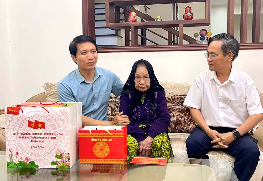 pho-bi-thu-tinh-uy-nguyen-ngoc-luong-tham-tang-qua-me-viet-nam-anh-hung-va-gia-dinh-chinh-sach-tai-phuong-pleiku.jpg