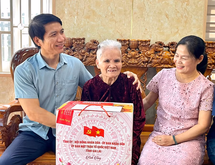 pho-bi-thu-tinh-uy-tham-hoi-vo-liet-si.jpg