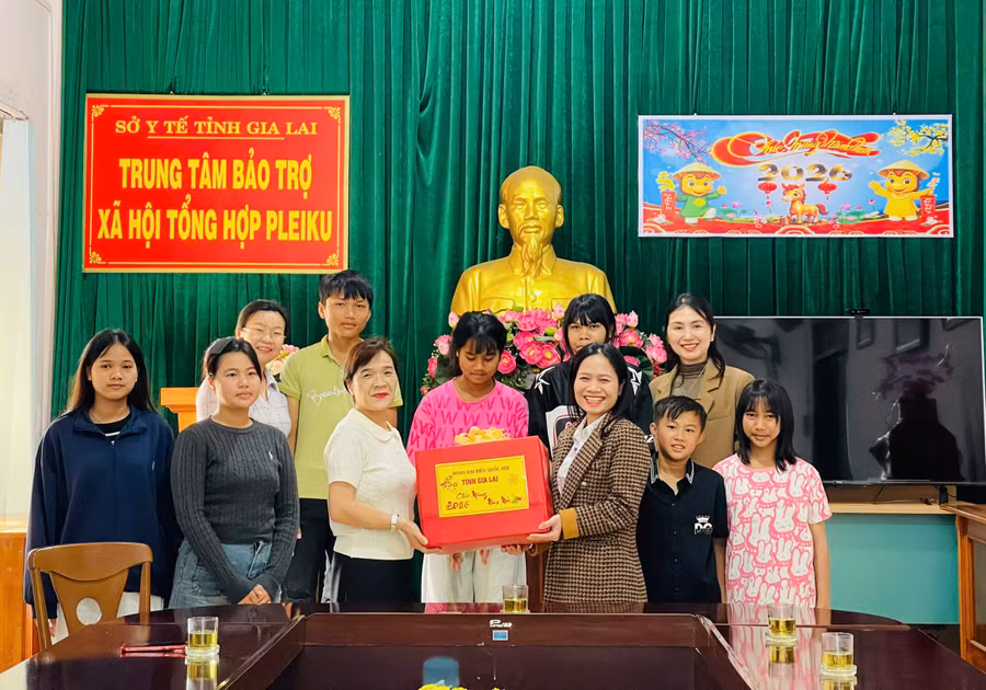 dong-chi-siu-huong-tang-qua-trung-tam-bao-tro-xa-hoi-tong-hop-pleiku.jpg
