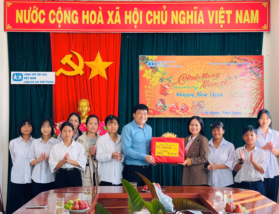 dong-chi-siu-huong-thu-4-tu-phai-sang-tang-qua-lang-tre-em-sos-pleiku.jpg