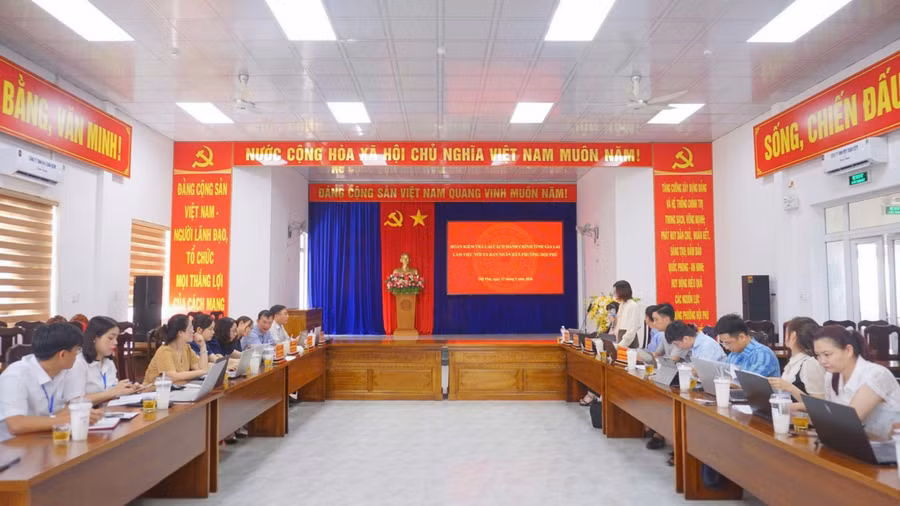 to-kiem-tra-so-2-cua-tinh-kiem-tra-cong-tac-cai-cach-hanh-chinh-tai-phuong-hoi-phu.jpg