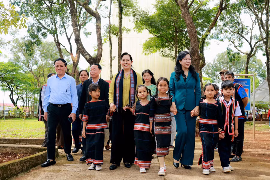 cac-em-thieu-nhi-xa-gao-don-doan-cong-tac-va-lanh-dao-tinhjpg.jpg