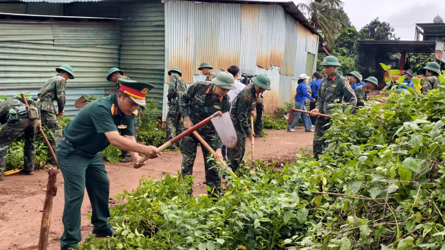 trung-doan-991-thuc-hien-cong-tac-dan-van-tai-xa-bien-gioi-ia-dom.jpg