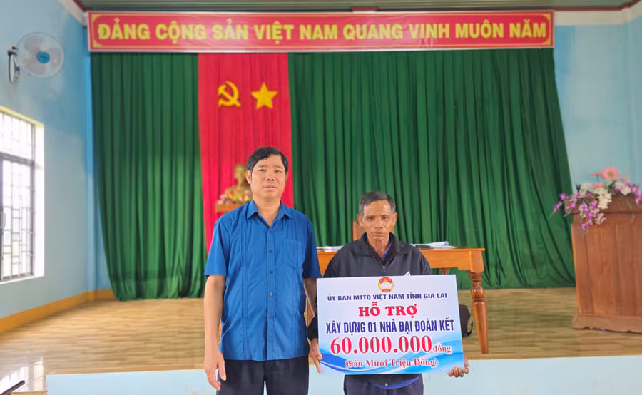 dong-chi-tran-minh-son-trao-kinh-phi-ho-tro-xay-dung-nha-dai-doan-ket.jpg