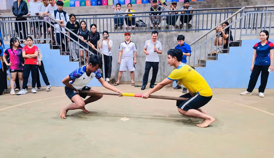 doan-vien-thanh-nien-soi-noi-tranh-tai-o-mon-day-gay.jpg