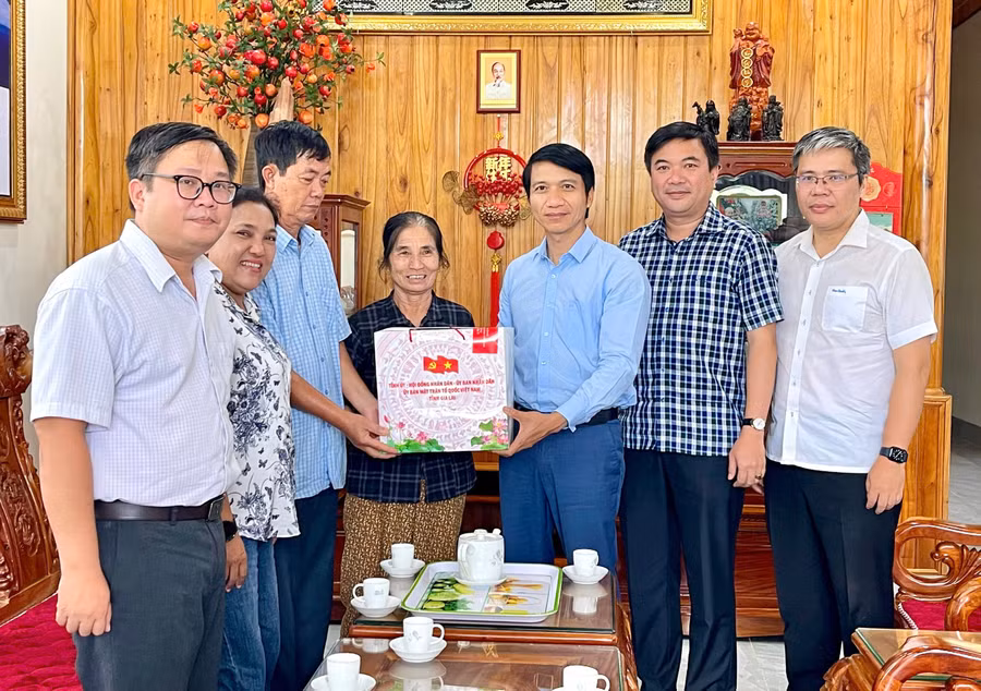 pho-bi-thu-tinh-uy-nguyen-ngoc-luong-tham-tang-qua-nguoi-co-cong-voi-cach-mang.jpg