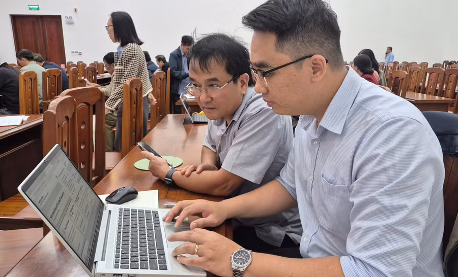 chuyen-vien-phong-van-hoa-xa-hoi-huong-dan-bi-thu-chi-bo-to-truong-to-dan-pho-truy-cap-van-hanh-he-thong-cong-thong-tin-dieu-hanh-tac-nghiep.jpg