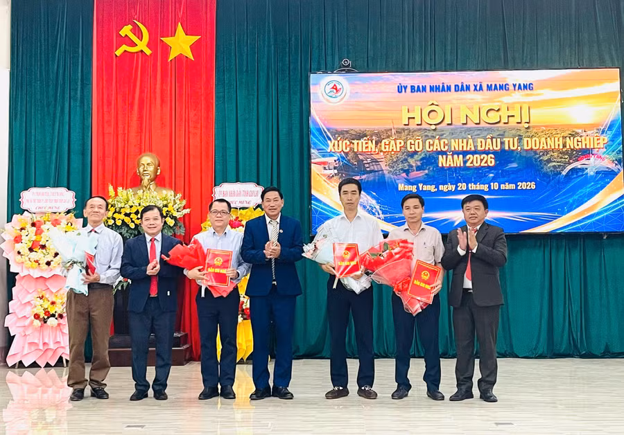 lanh-dao-xa-mang-yang-trao-ban-ghi-nho-cho-mot-so-nha-dau-tu.jpg