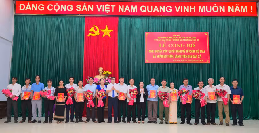 xa-duc-co-cong-bo-nghi-quyet-va-cac-quyet-dinh-ve-to-chuc-bo-may-nhan-su-thon-lang.jpg
