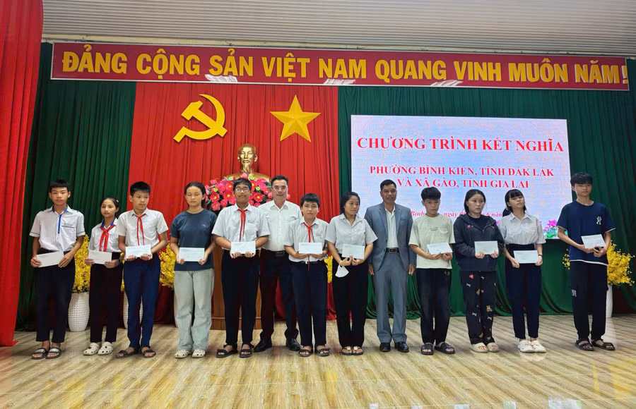 bi-thu-dang-uy-xa-gao-nguyen-huu-sung-trao-qua-cho-hoc-sinh-co-hoan-canh-kho-khan.jpg