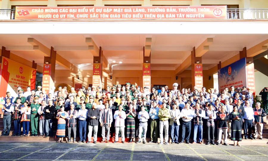 cac-dong-chi-lanh-dao-chup-anh-luu-niem-voi-cac-dai-bieu.jpg