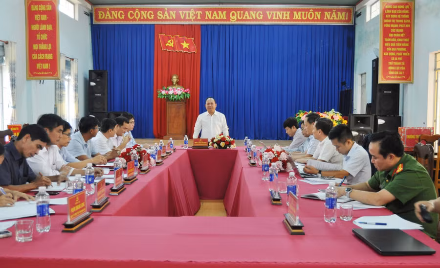 pho-bi-thu-thuong-truc-tinh-uy-chu-tich-hdnd-tinh-rah-lan-chung-lam-viec-voi-dang-uy-xa-ia-phi.jpg