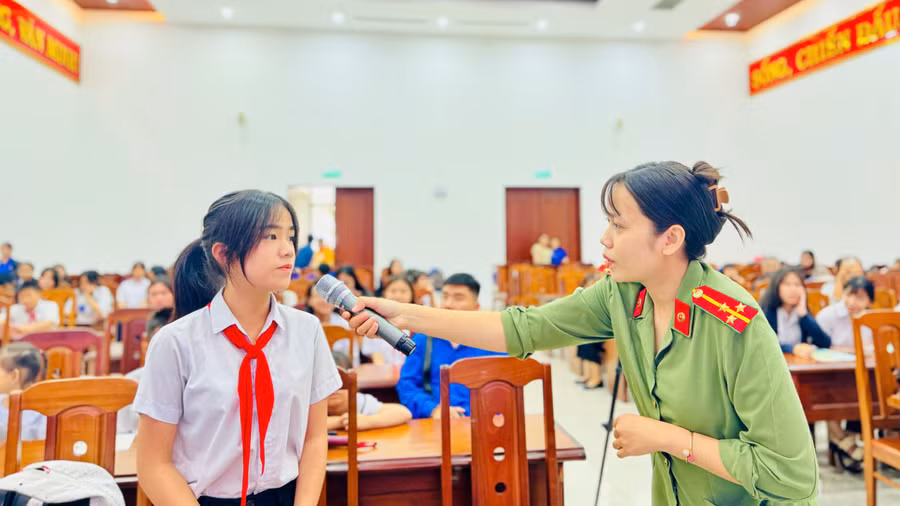 cong-an-phuong-trao-doi-huong-dan-cac-em-ve-ky-nang-phong-chong-duoi-nuoc-va-bao-dam-an-toan-tren-khong-gian-mang.jpg