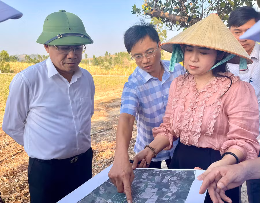 chu-tich-ubnd-tinh-ben-trai-nghe-dai-dien-nha-dau-tu-va-lanh-dao-xa-po-to-trao-doi-ve-khu-quy-hoach-nha-may-san-xuat-thuc-an-chan-nuoi.jpg