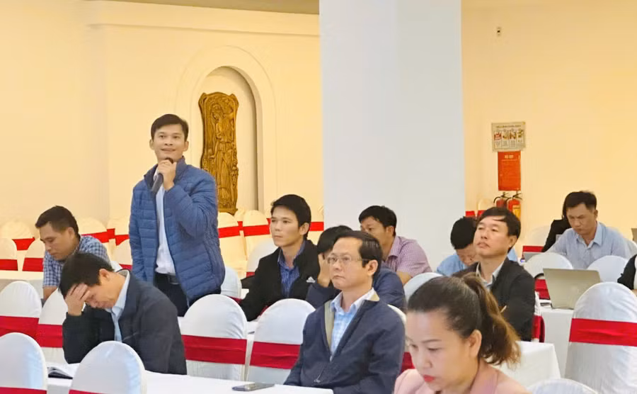 cac-dai-bieu-trao-doi-thao-luan-tai-hoi-nghi.jpg