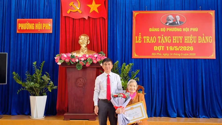 Bí thư Đảng ủy phường Hội Phú Võ Phúc Ánh trao Huy hiệu 65 năm tuổi Đảng cho đảng viên Phan Thị Vân (Chi bộ tổ dân phố 1). Ảnh: Bá Bính