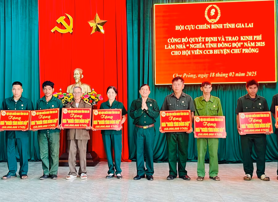 hoi-cuu-chien-binh-tinh-trao-kinh-phi-ho-tro-xoa-nha-tam-nha-dot-nat-cho-hoi-vien-kho-khan-ve-nha-o-tai-huyen-chu-prong-anh-pljpg.jpg