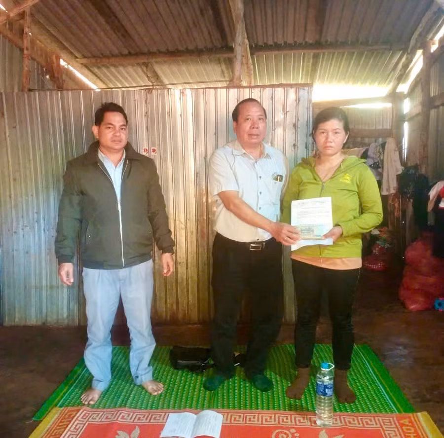 hoi-cuu-chien-binh-huyen-duc-co-trao-tien-ho-tro-xay-dung-nha-cho-gia-dinh-chi-siu-xanh-than-nhan-hoi-vien-cuu-chien-binh.jpg